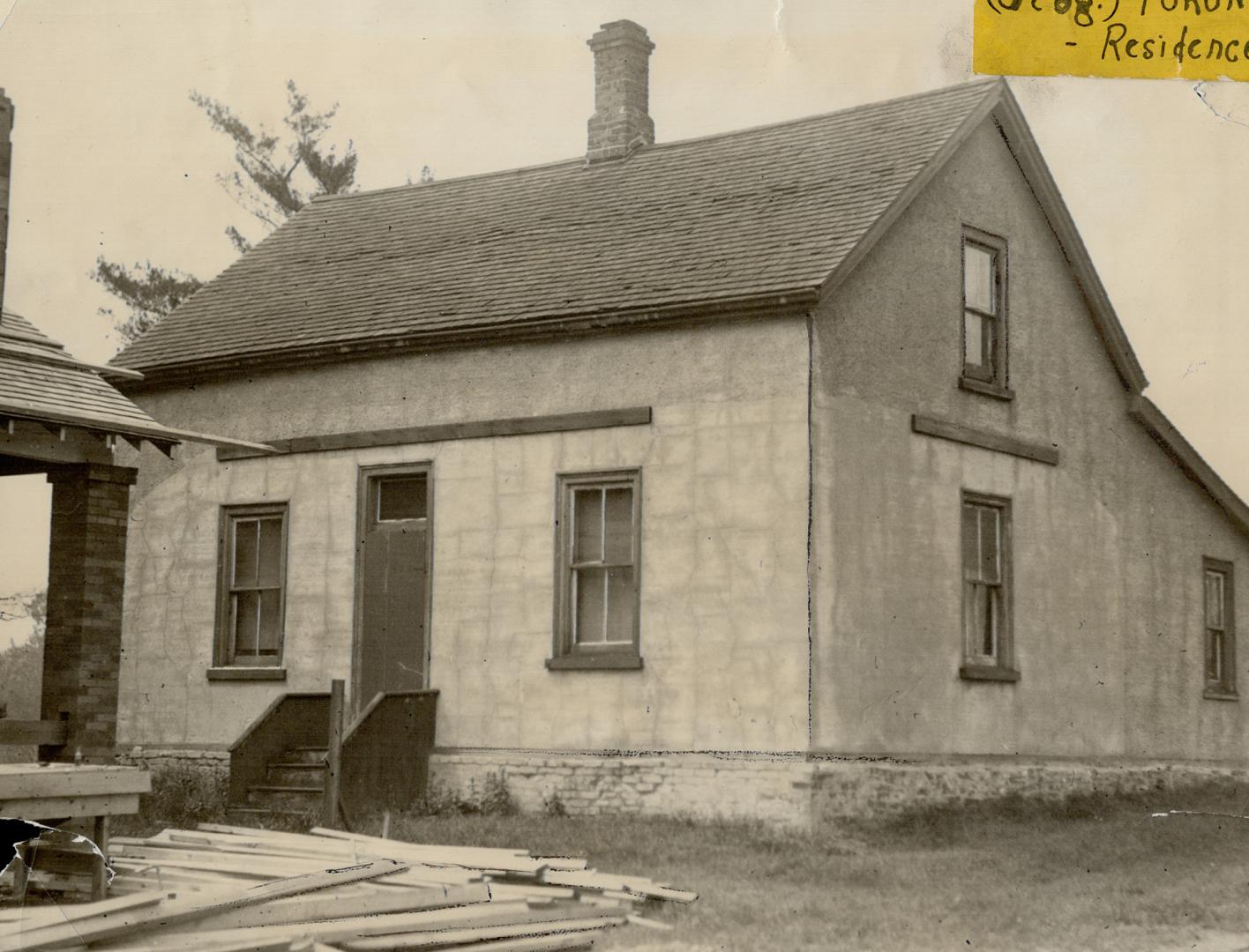 Another old landmark passes. A landmark for half a century will vanish when the house of the O'Brien homestead, shown above, at the corner of Willard (...)