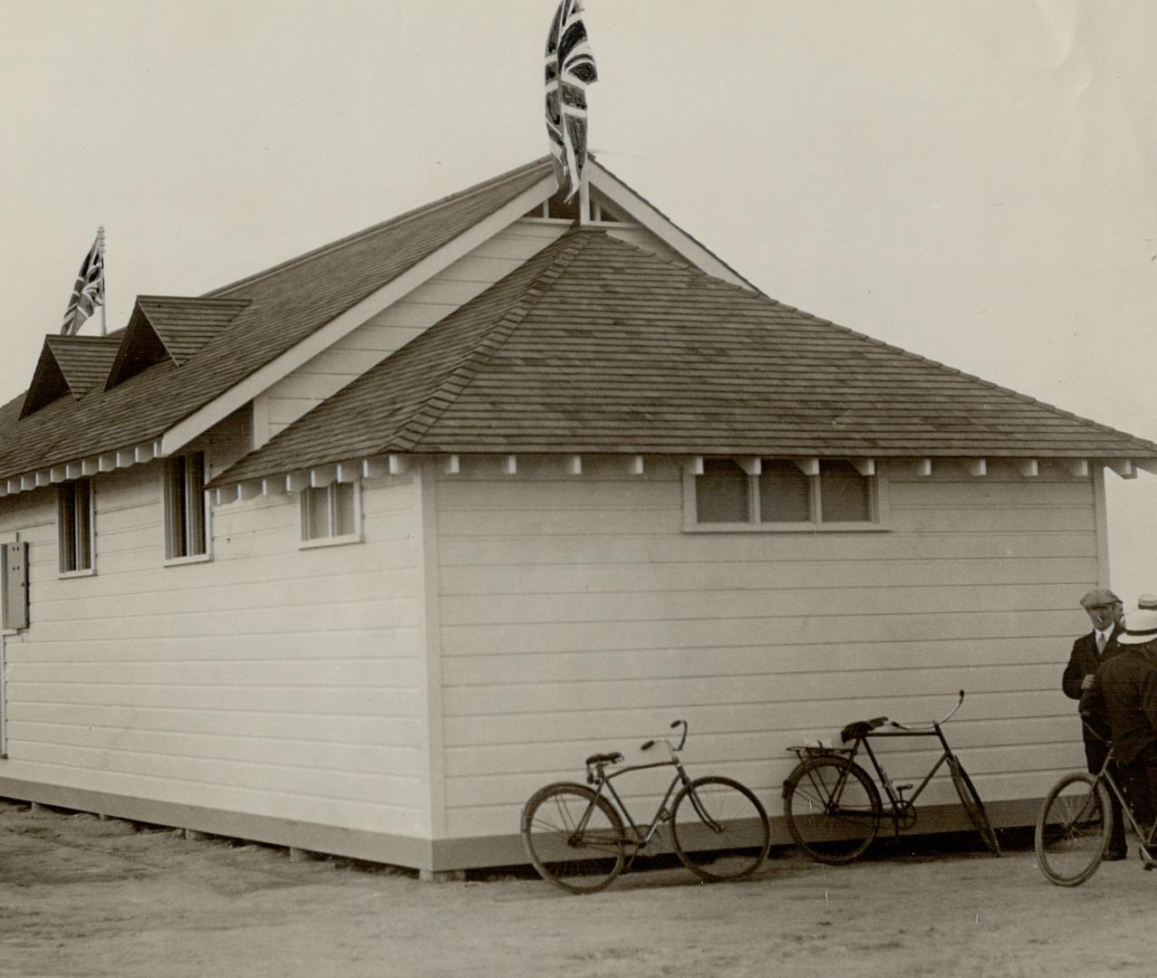 Open free bathing station. The new free bathing station erected by the city at the foot of Cherry St., was opened by Mayor Stewart yesterday. High tri(...)