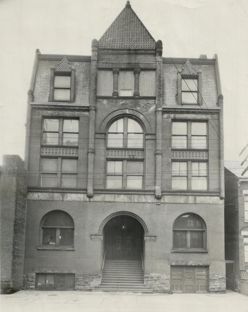 Shown Above is a landmark of old Toronto, a building which a quarter of a century ago was the Leiderkrantz Club premises, a favorite resort of busines(...)