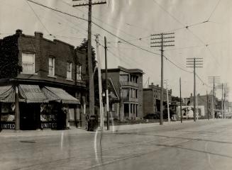 Move dundas street west. In preparation for the prosepctive Royce avenue subway across Dundas street, a row of thirteen houses, from 2591 to 2617 Dund(...)