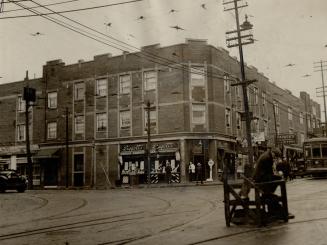 Yonge-St. Clair corner sold for half a million. Here is a photograph of the northwest corner of Yonge street and St. Clair avenue, sale of which by Ge(...)