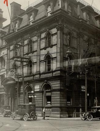 How Toronto grows, number 5. The northwest corner of Wellington and Yonge in 1870 and to-day. Fifty and sixty years ago this corner was the home of on(...)