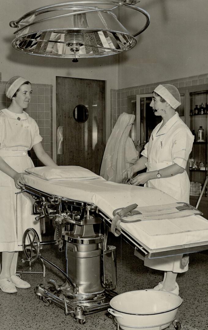 Image shows a few medical staff members in the operating room.