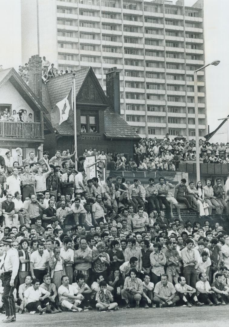 prime minister trudeau and 25,000 other people were inside Varsity Stadium and hundreds of others jammed sidewalks and windows in the area. Before the(...)