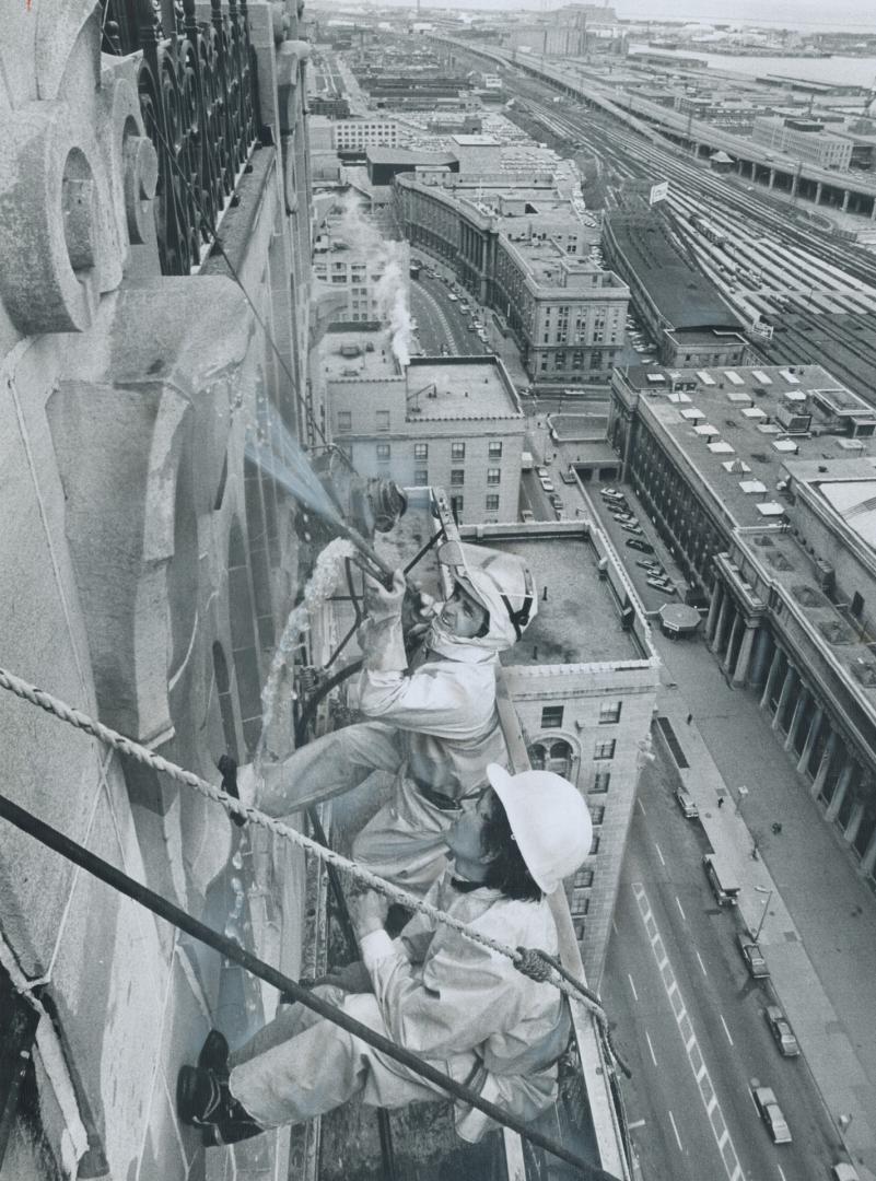 A clean-up view from the top. The Royal York Hotel is getting a facelift as part of the hotel's $13 million renovation program which will be completed(...)