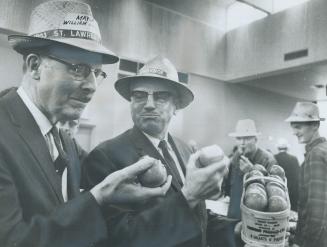 A pair of political apple polishers at work