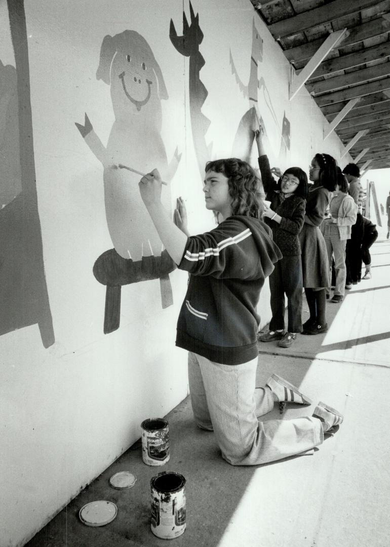 Animal art: Animals now decorate boarding around new Humane Society building, thanks to kids from Park Public School