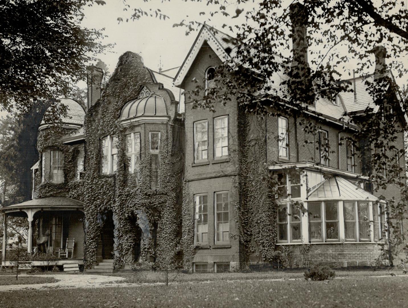 Gift of late Sir WM. Gage will care for aged and needy. Photograph above shows property on upper Broadview Ave., known as the Patterson estate, which (...)