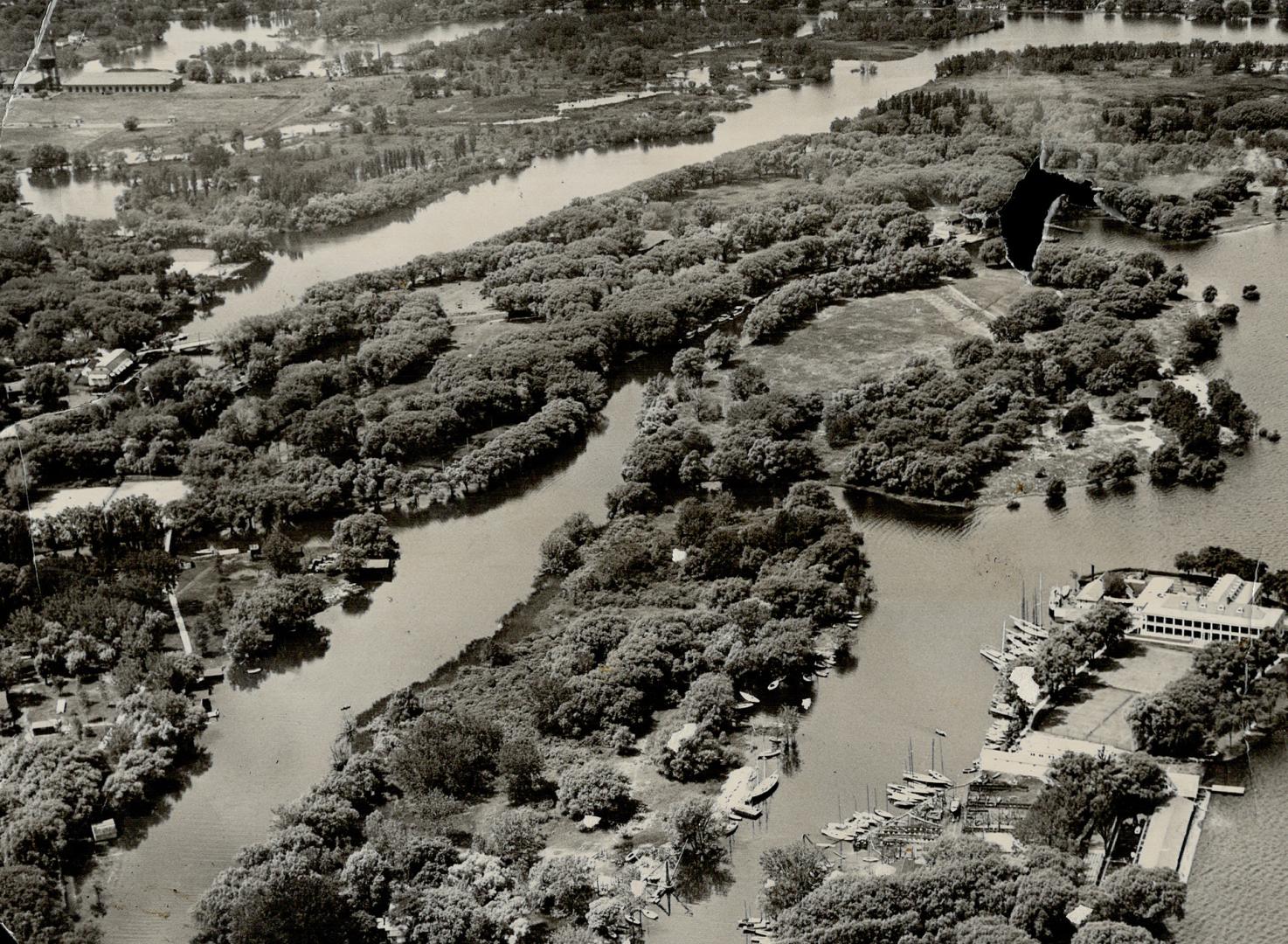 This picture (looking west) shows tennis courts, bowling green, clubhouse, who middle right, horseshoe-shaped Centre Island docks ches above R.C.Y.C c(...)