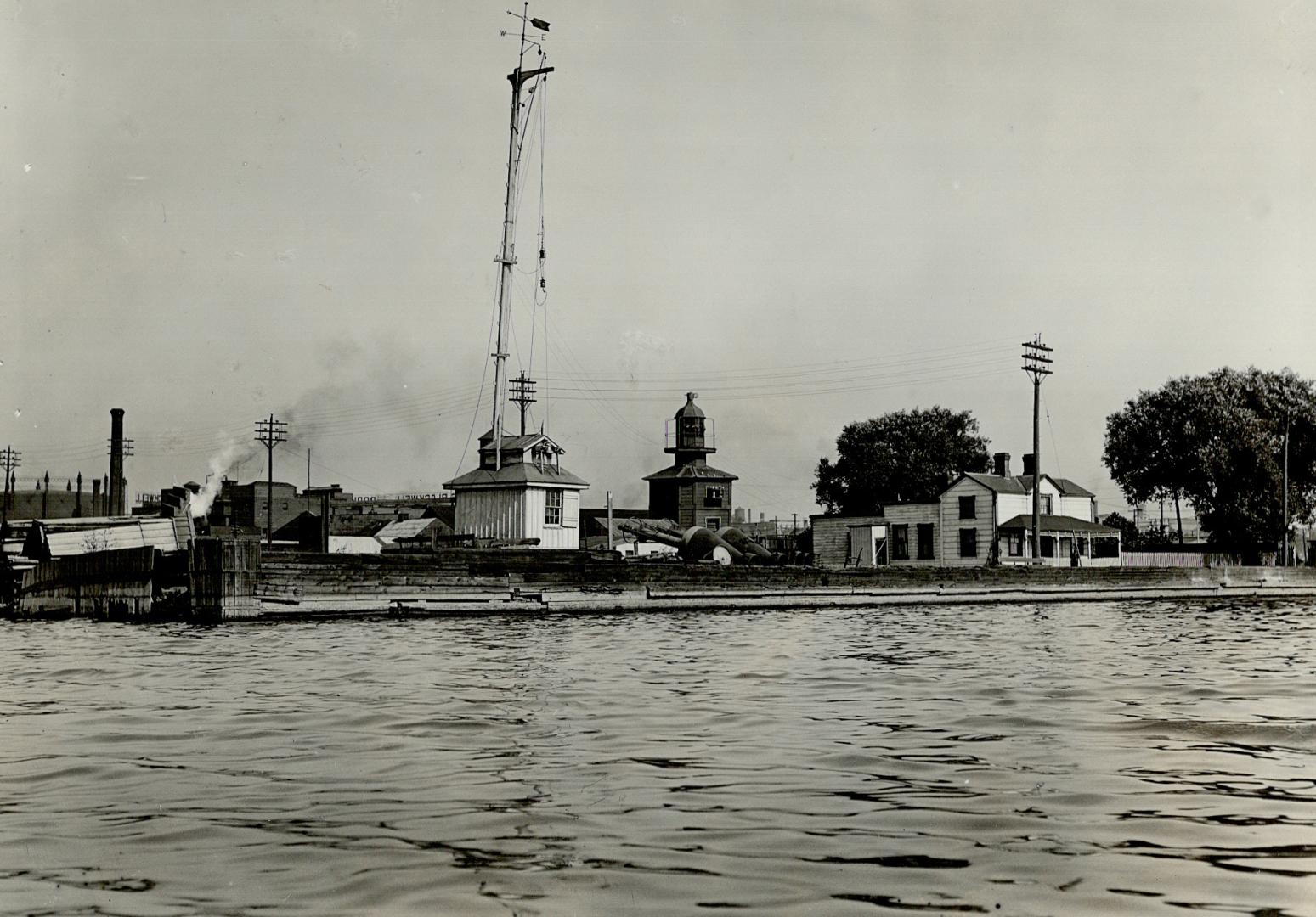 The Old Red Lighthouse now moved to fleet St west of Stadium named Green