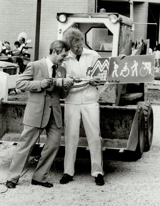 Federal Environment Minister Charles Caccia and Toronto Mayor Art Eggleton prepare a sign to mark the Martin Gooddman Trail