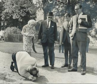 Outdoor courtroom Constable Bruce Ellenor shows gistrate Charles Opper how he says his gun went off while was chasing a 15-year-old boy last Easter mo(...)