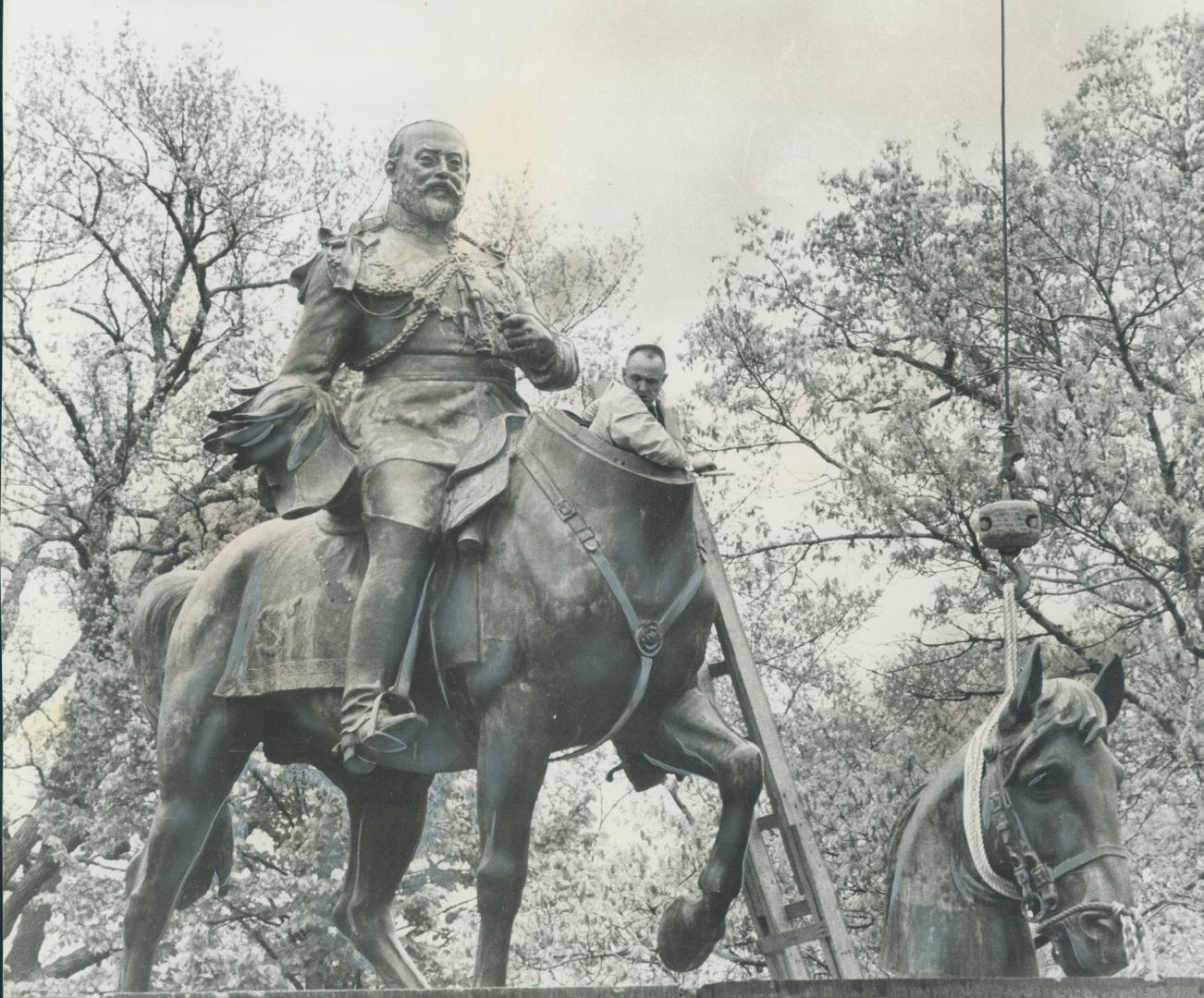 Head man on the job. There's no doubt who is the head man on the job of putting together the 3-ton equestrian statue of King Edward VII in Queen's Par(...)