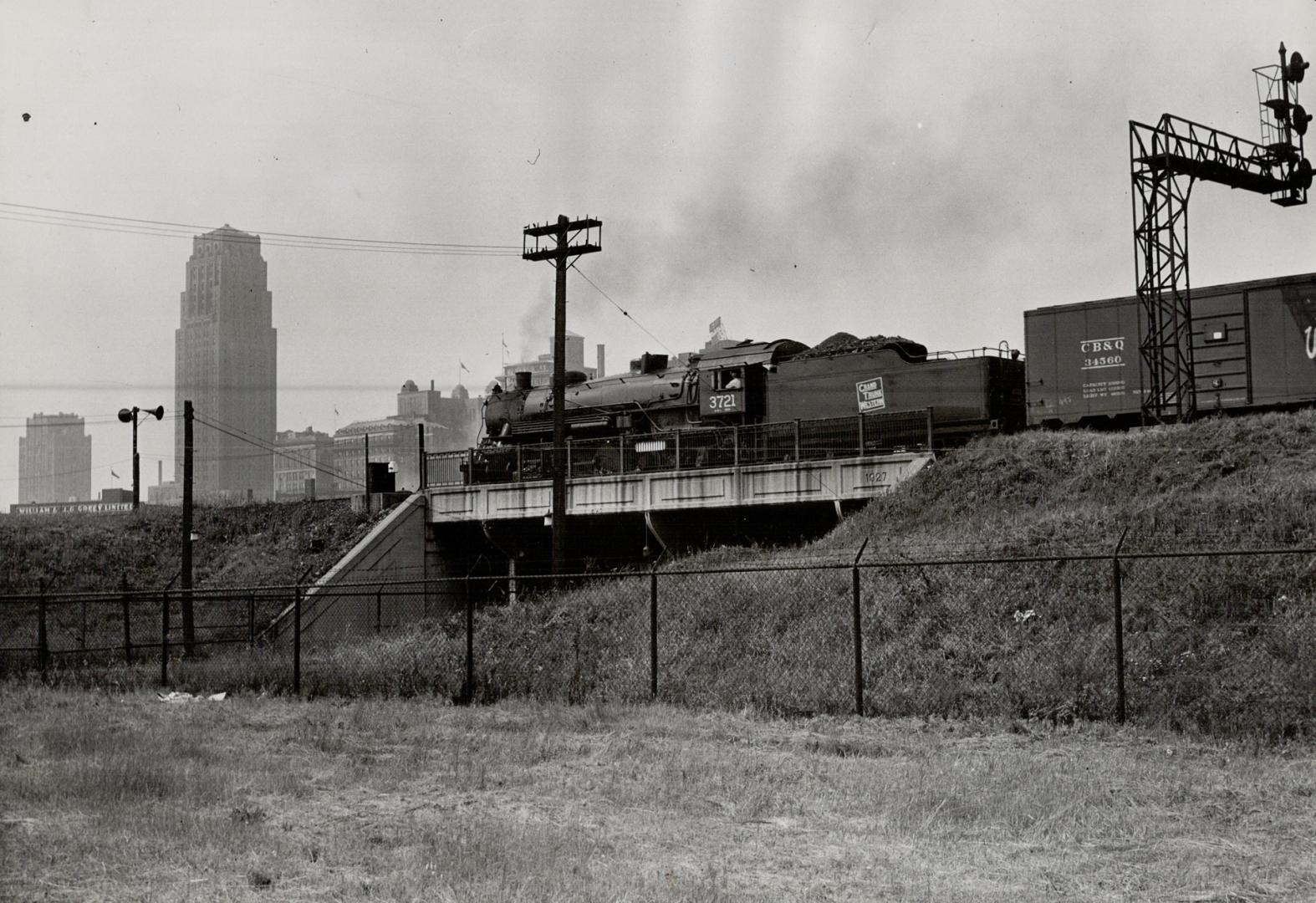 Railway viaduct east of Sherbourne St