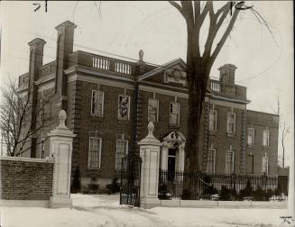 Award medal of honor. Above is shown (1) the fine Georgian residence of Gerald R. Larkin, 8 Elm Ave., Toronto, designed by Messrs. George, Moorhouse a(...)