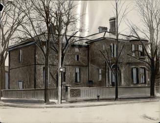 Bristol Home sold. No. 179 Beverley street has been sold for Mrs. Bristol, widow of the late Hon. Edmund Bristol, to a charitable institution for $18,(...)