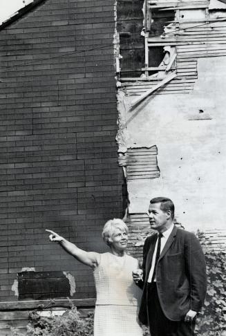 Mrs. June Rowlands of the Neighbors'a and Tenants' Association of Trefann Court shows Development Commissioner Graham Emsne a house