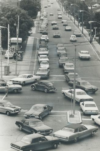 This is Marlee Ave., once a quiet street running south from Lawrence Ave. (in foreground). If the Spadina had been finished the traffic now funnelling(...)