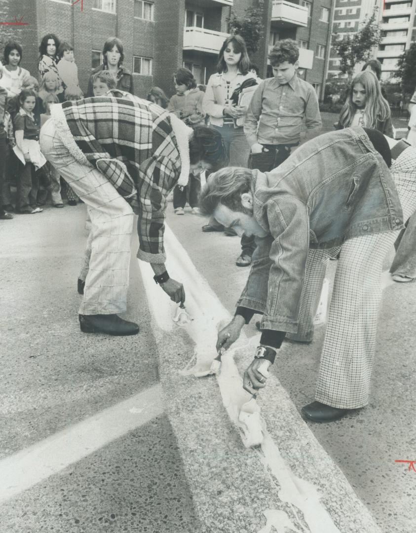 Tired of waiting for a crosswalk his children can use to go to school, Joseph Edwards (foreground) of Gilder Dr. in Scarborough, paints one himself fo(...)