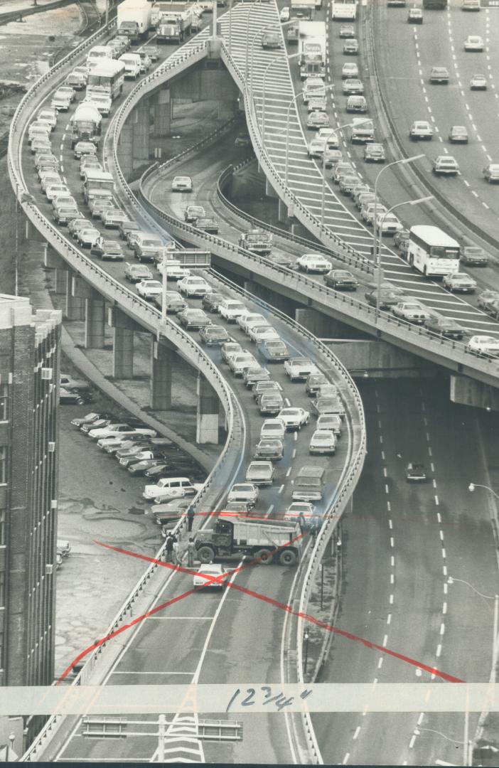 Stuck Truck. A dump truck skidded on the York St. ramp of the Gardiner Expressway yesterday coming to a stop wedged between walls for more than two hours