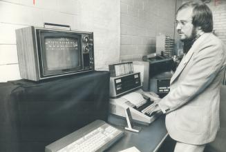 A computer panel in the TTC offices shows Howard White just where each bus is on a particular run and how many passengers it's carrying. Individual dr(...)