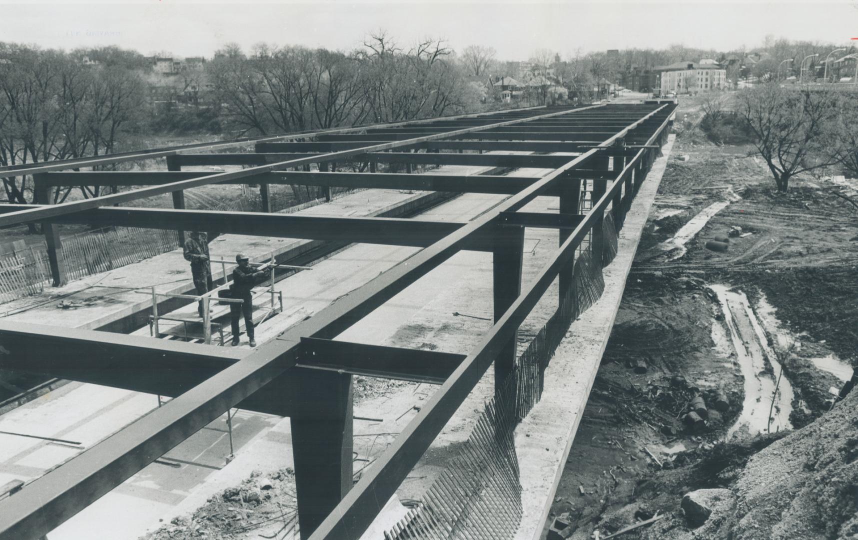 Subway clips along. The east-west subway is gradually spreading its arms across the city as work on the extensions is carried out. At present the subw(...)