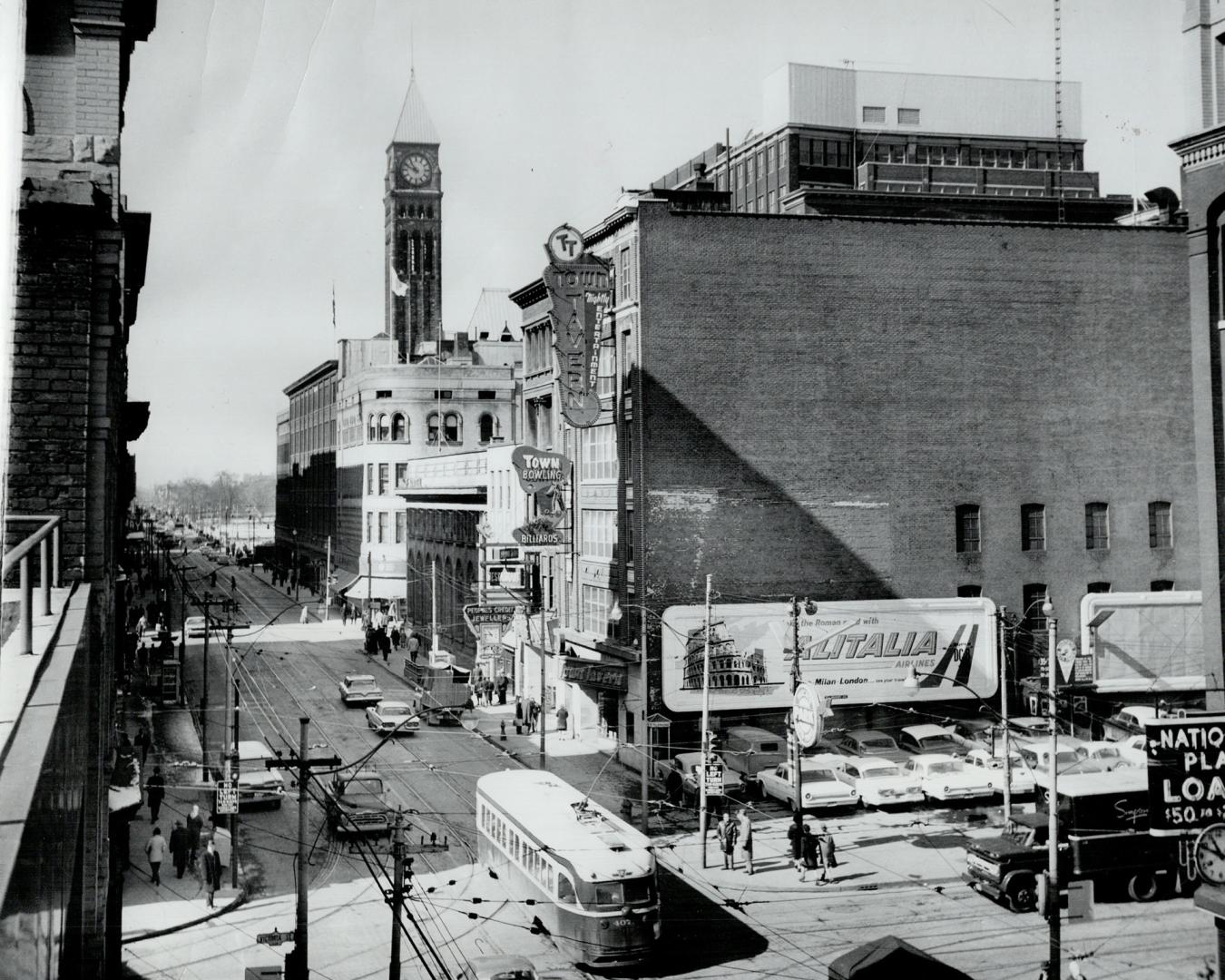 Then and now. The corner of Queen and Victoria Sts. hasn't changed much since photographer Boris Spremo took the above shot back in 1964. The building(...)