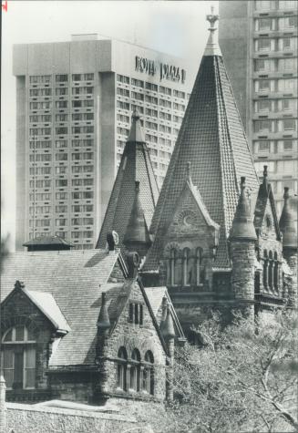 Toronto old and new. Beautiful Victoria College, part of University of Toronto on Queen's Park Crescent, looks part of another era, in sharp contrast (...)