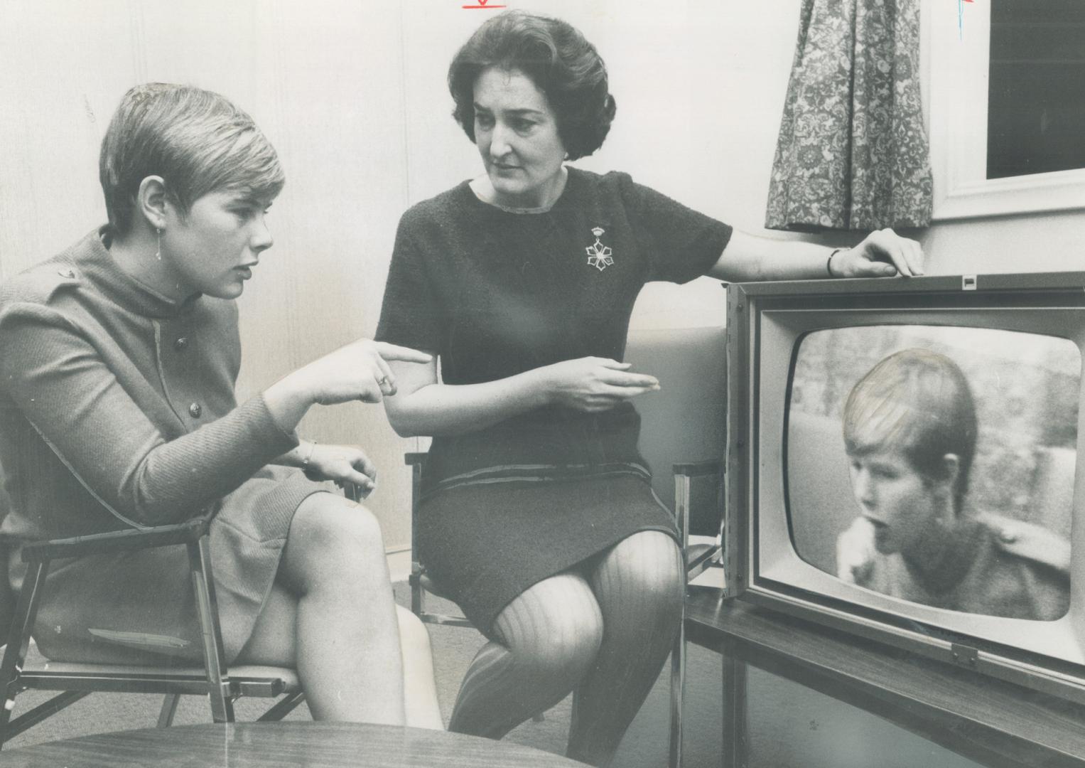 Watching a playback on videotape of her own actions and reactions during an experimental counselling session, a girl discusses with Dr. Edith Culvert (...)