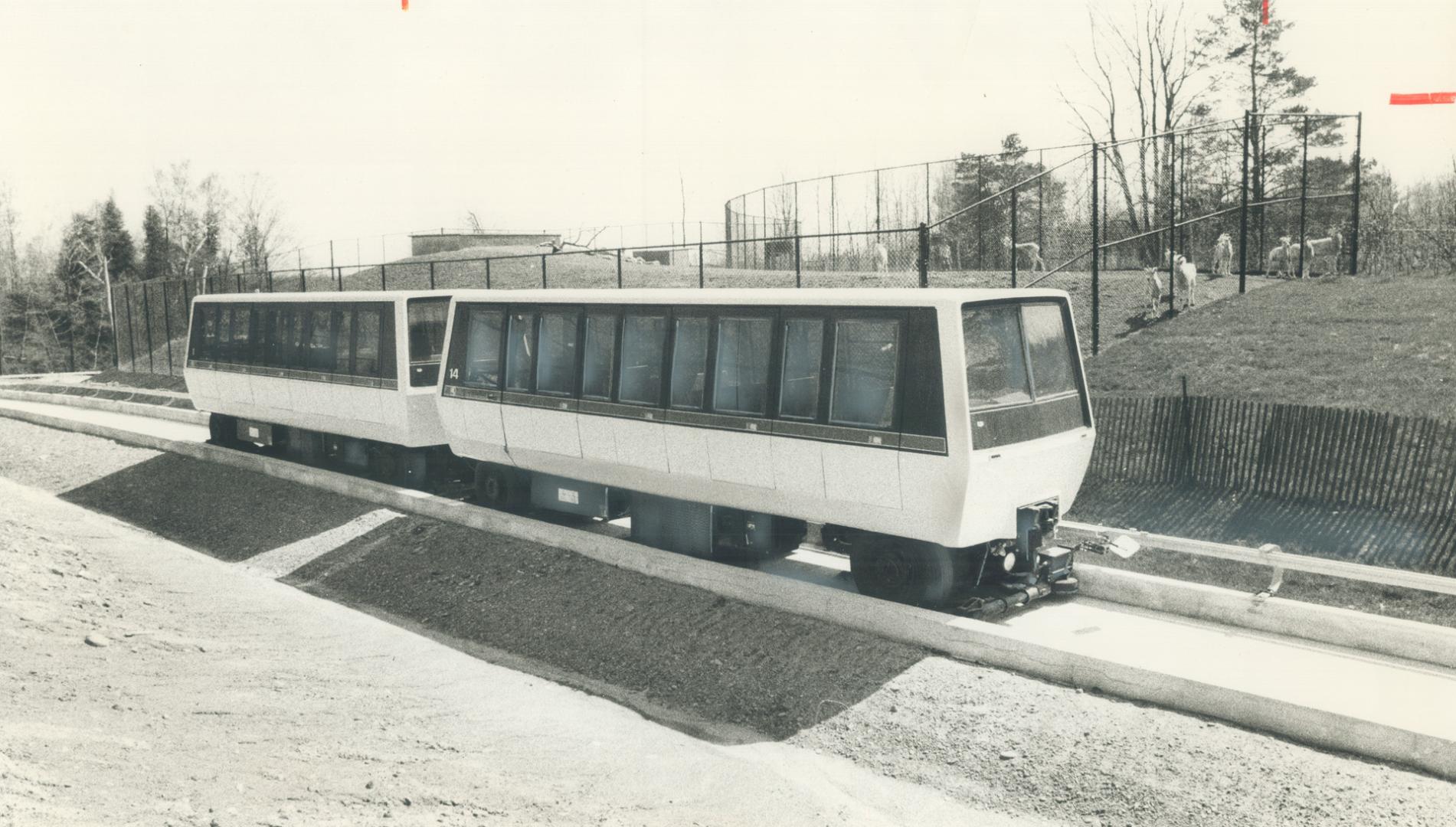 The $14 million train at the metro Zoo has trouble getting up a hill with a full load aboard, and there are predictions it will lose $1 million a year(...)