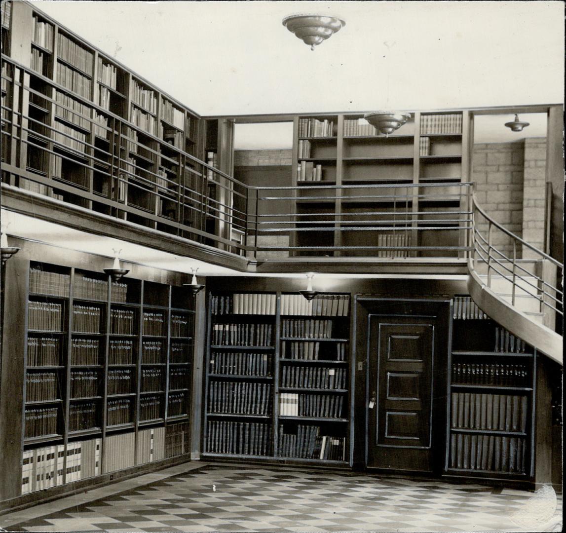 (3) is the library. The buildings take their names from Sir Thomas More and Archbishop Fisher, statesman and prelate who refused to grant Henry VIII a(...)