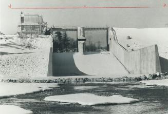 $5 million dam going up in the North York, A $5 million flood-control dam on the west branch of the Don River is under construction near Dufferin St. (...)