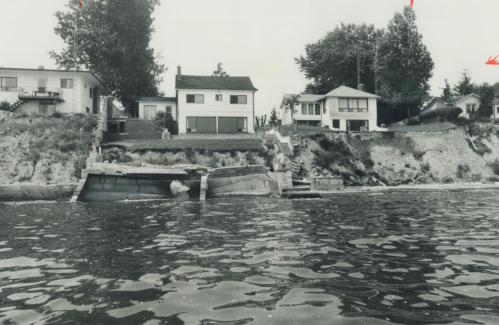 The disappearing backyards, Storm waters on Lake Ontario battering the cliff face have eroded big part of the backyards of houses along the Chesterton(...)