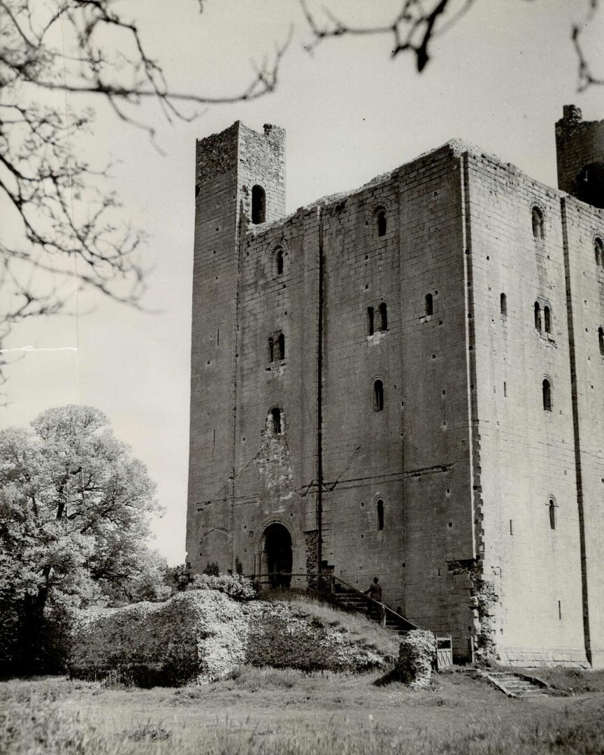 This kind of knight's house was the next stage of development from the bigscale Norman keep like Castle Hedingham (right, below)