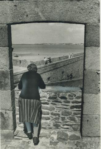 The massive city walls of St, Malo, the Brittany port where Jacques Carties was born, have protected its citizens from natural hazards and English foe(...)