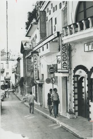 Narrow streets of the Plaka district of Athens contain many nightclubs and taverns, but the nightlife of this old section of the city is not just for (...)