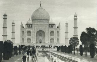 The Taj Mahal, long regarded as perhaps the most perfect piece of architecture in the world, is India's most famous monument. Built between 1636 and 1(...)