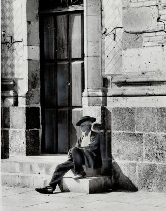 Siesta a time finds a resident of Mazatlan, a Mexico's west coast, enjoying the shade and watching the curious tourists parading in the sun. Not as we(...)