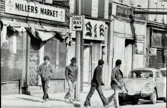 Footloose Young Men walk the streets of downtown Buffalo, an area of the city where unemployment has hit 35 to 50 per cent. For about 20 years Buffalo(...)