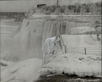 Ice Has Choked off the major part of the flow of the main falls but a small part of the Bridal Veil falls, foreground, was still flowing. Ice directly(...)