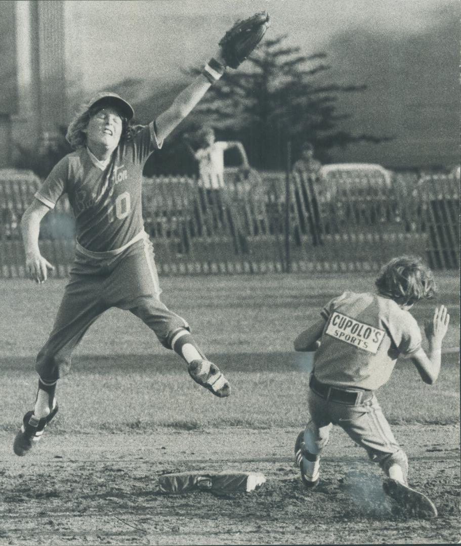 Peewee make a successful steal, Dan Desrochers of Burlington stretches to limit of his reach as he leaps high in air to snare throw from catcher as Ni(...)