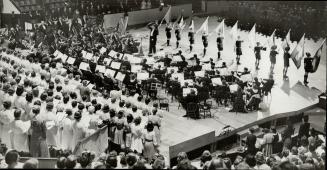 Flags Pageant Tells of freedom's splendor, The surging, lifting splendor of the Coliseum Chorus Festival rises here to a peak in tribute to the spirit(...)