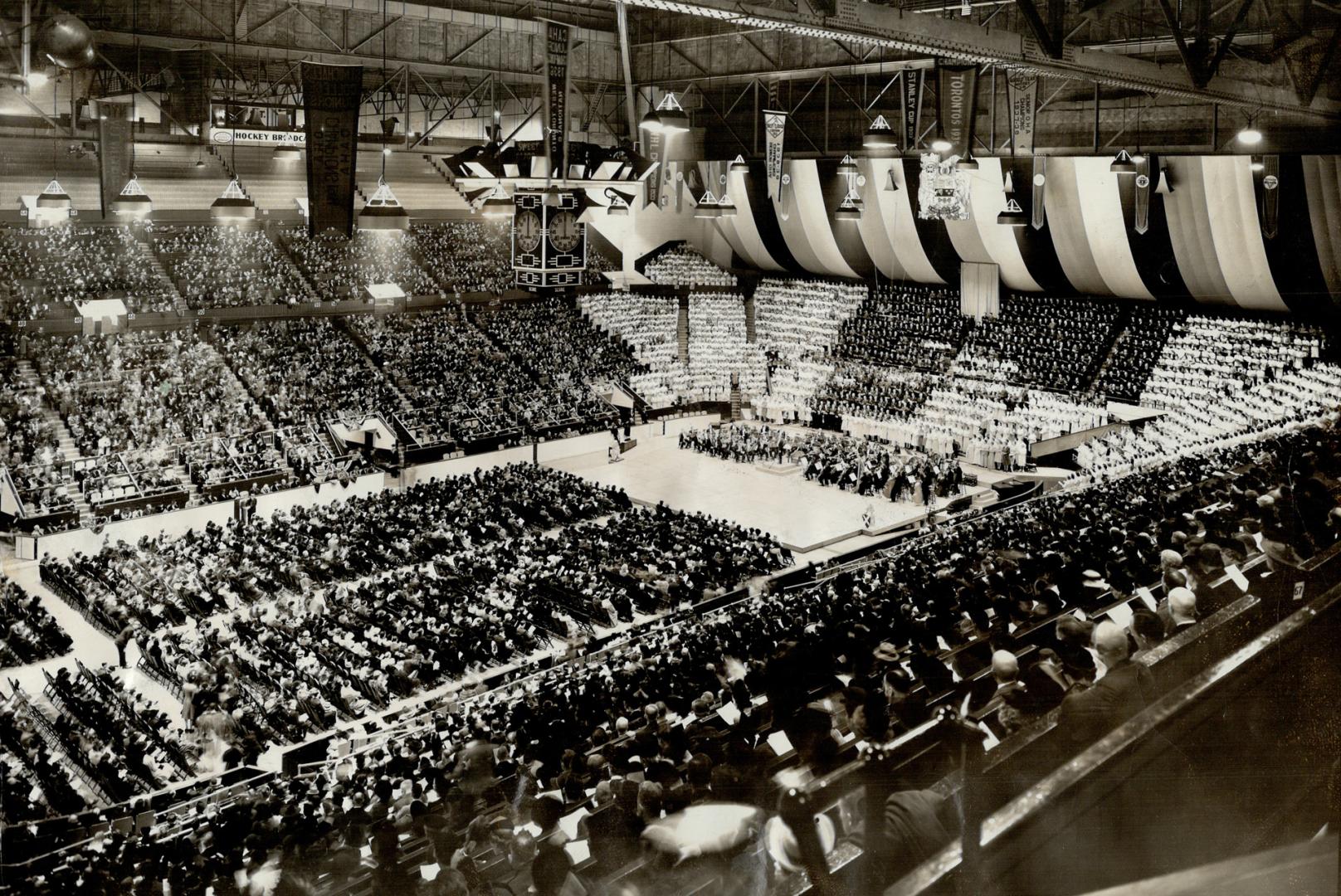 Maple Leaf Gardens will again resound to the melodic vibration of the Coliseum Chorus of Toronto and the Toronto Symphony orchestra on October 17th an(...)