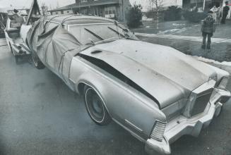 The Bomb that blew part of the leg off convicted bookmaker Walter Chomski of Mississauga left a hole in the floor of his 1973 blue Lincoln Continental(...)