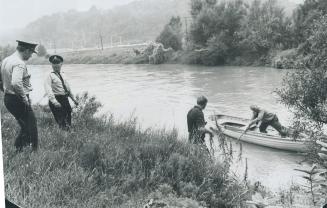 Police drag don for youth's body, Police dragged the Don River for 20 minutes today looking for the body of a housebreaking suspect, then gave up beca(...)