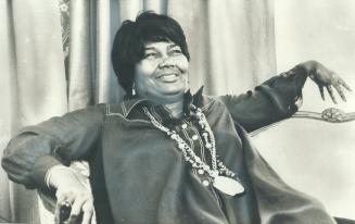 Holding court in the King Edward Hotel, singer Pearl Bailey yesterday joked with reporters about the special presidential seal she carries proudly on (...)