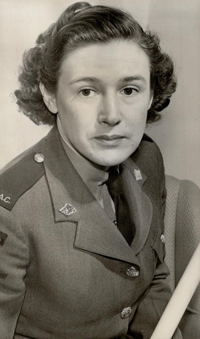 Lady Banting, in her C.W.A.C. uniform, received her diploma of Doctor of Medicine at the University of Toronto yesterday. Widow of the late Sir Freder(...)