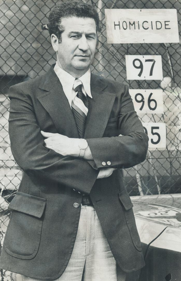 I'm the real thing, Metro Detective Superintendent Frank Barbetta says when people confuse his name with that of TV's tough undercover cop, Baretta. H(...)