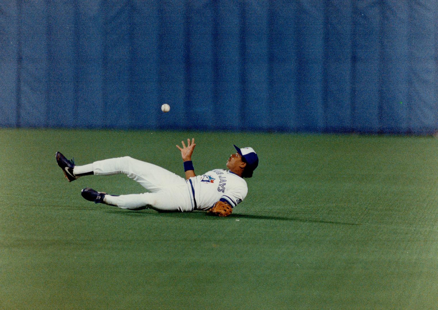 Outfielder Jesse Barfield charged a sinking line drive off the bat of Mike Kingery in the seventh inning last night when he slipped on the rain-slicke(...)