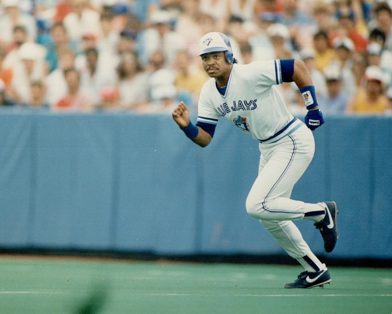 Jesse Barfield led the major leagues in home runs last season with 40 and he has strong ideas on how to take batting practice. There's no use trying t(...)